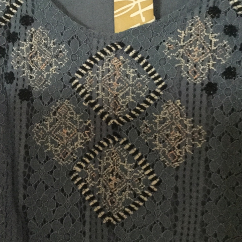 NWT Embroidered top - Picture 2 of 3
